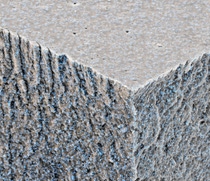 Damit Kaffee, Rotwein oder Senf auf weißen Möbeln keine hartnäckigen Flecken hinterlassen, hat die BASF eine umweltfreundliche Beschichtung auf Wasserbasis entwickelt. Bei der Trocknung des Lackes bilden die Polymere eine kontinuierliche Phase aus und verhindern so, dass farbintensive Flüssigkeiten in die Möbeloberfläche eindringen können. Die weißen Partikel auf dem Bild zeigen Titandioxid, das gleichmäßig in dem homogenen Film verteilt ist. Vergrößerung 2500:1 (Bildbreite 15 cm). Damit Kaffee, Rotwein oder Senf auf weißen Möbeln keine hartnäckigen Flecken hinterlassen, hat die BASF eine umweltfreundliche Beschichtung auf Wasserbasis entwickelt. Bei der Trocknung des Lackes bilden die Polymere eine kontinuierliche Phase aus und verhindern so, dass farbintensive Flüssigkeiten in die Möbeloberfläche eindringen können. Die weißen Partikel auf dem Bild zeigen Titandioxid, das gleichmäßig in dem homogenen Film verteilt ist. Vergrößerung 2500:1 (Bildbreite 15 cm).